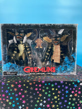 Load image into Gallery viewer, Gremlins Figure Set Christmas Caroling Scene