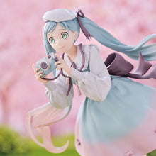 Load image into Gallery viewer, Holiday Memories Camera Hatsune Miku Prize Figure BANPRESTO
